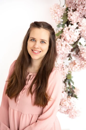 Dúla, kedves, mosolygós zsaszín ruhás hölgy